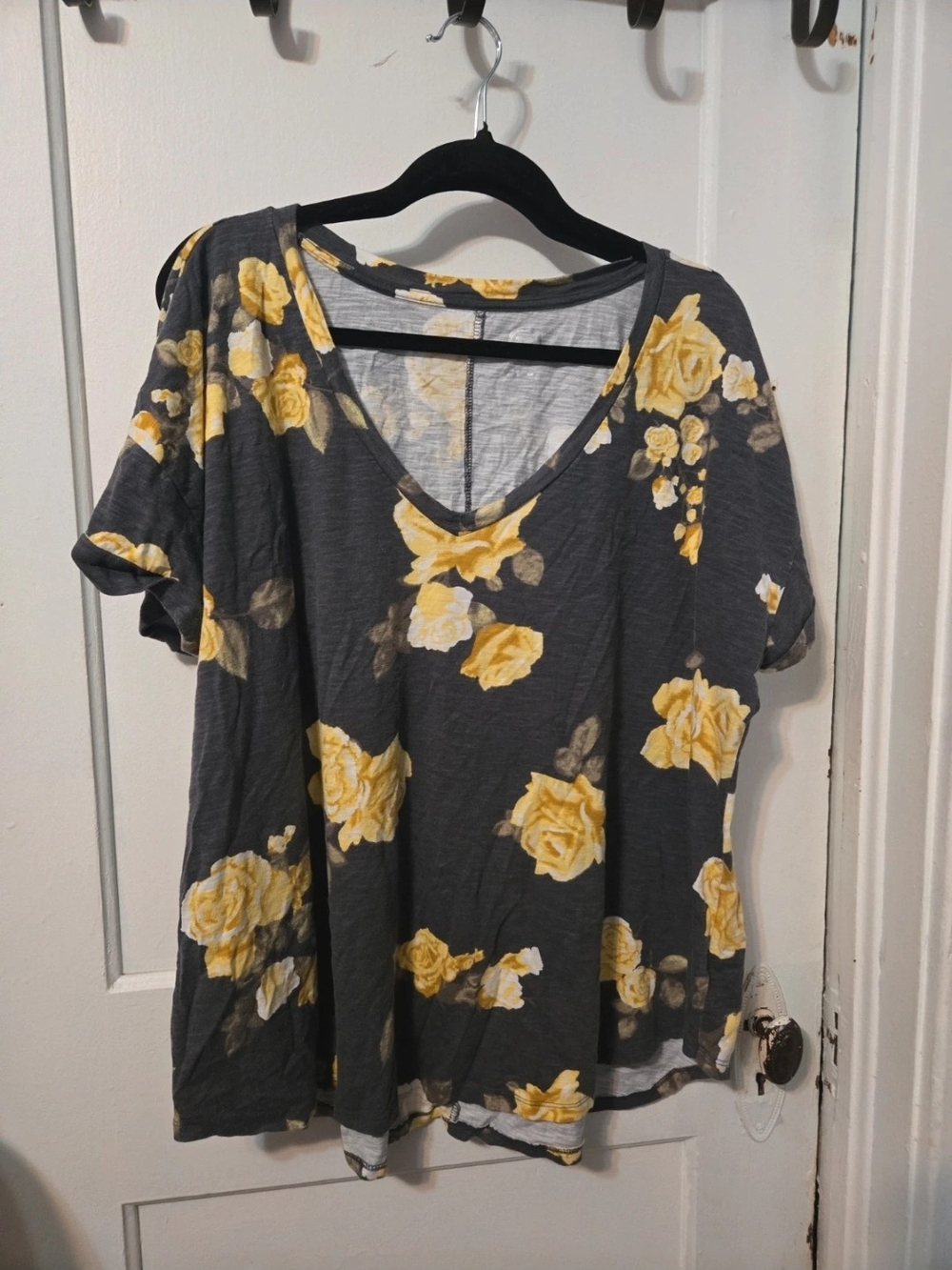 Maurices Gray V-Neck Short Sleeve Top with Yellow Rose Print